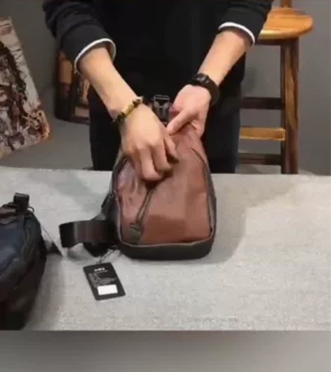 男士胸包 （蓝，棕)pu皮   进价60，...