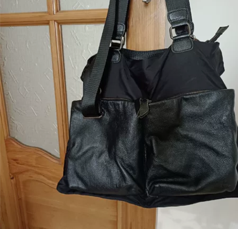 时尚女士大包，包的前面是俩个纯皮大兜，其余...