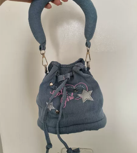 牛仔水桶包，可手提，可斜挎 有磁吸扣 打开...