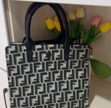 手提包全新 感兴趣的话点“我想要”和我私聊...