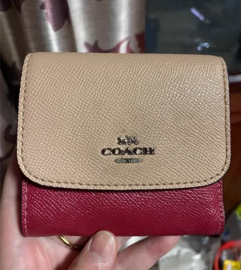 coach钱包女士 用了好几年，皮质没有磨...