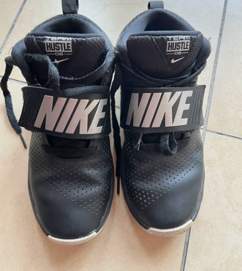 耐克篮球鞋，孩子的脚长得太快了，没穿几次就...