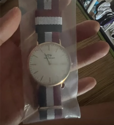 dw手表刚买没几天 朋友送的手头紧急卖求大...