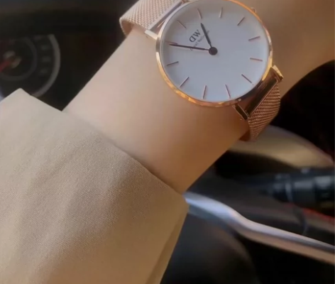 dw手表，包装盒都在，还有吊牌，轻微的使用...