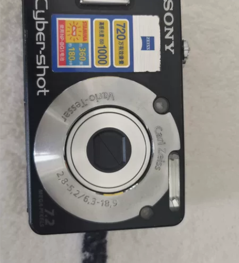 ?索尼DSC-W70数码相机，带充电器了。...