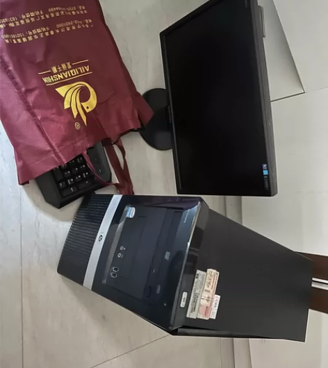 老式电脑主机屏幕一套，放很久了不知道能不能...