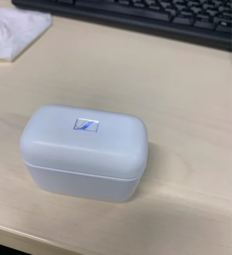 几乎全新的盗版耳机 音质还行  包装盒都在...