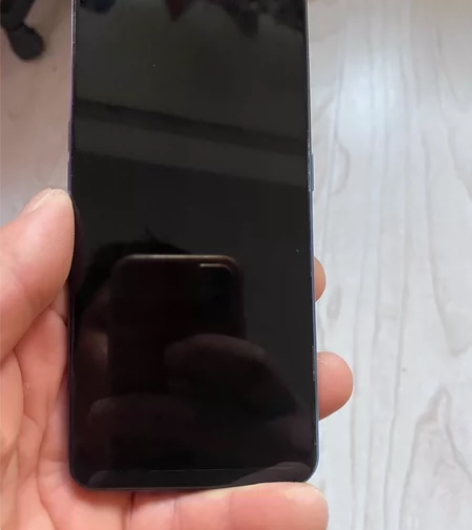 真我q3pro一台，后换的屏幕，后盖裂，需...