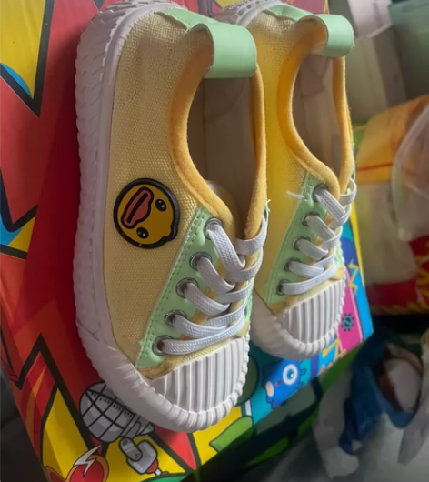 26码巴巴鸭女童帆布鞋，就穿了一两次，几乎...