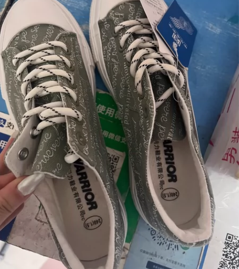 回力帆布鞋 带吊牌40大码 仅试穿 感兴趣...