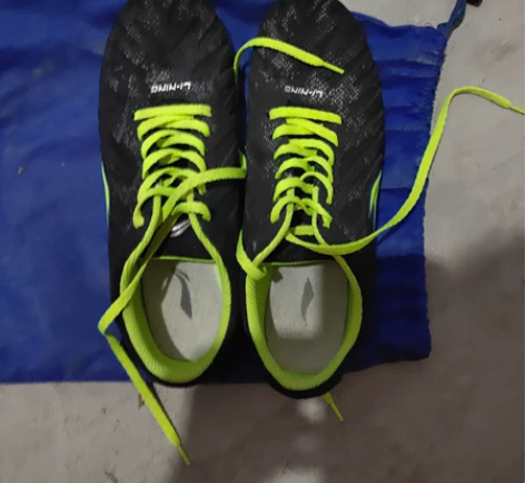 李宁钉鞋,买来几乎没怎么下地,41码,可小...