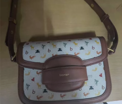 不莱梅斜挎包 带子可调节 没背过几次  无...