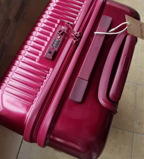 几乎全新的行李箱，用过两次，目前用不上了。...