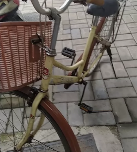 这是一辆26型永久女式自行车，所有零件全是...