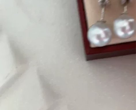 925银镶嵌9.3mm澳白耳钉。 两戴款可...