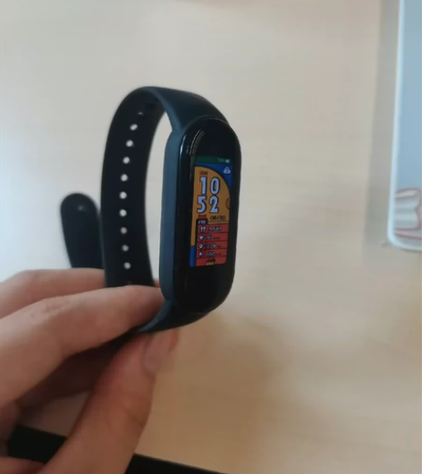 小米手环5，使用一年多保护的很好 因为手机...