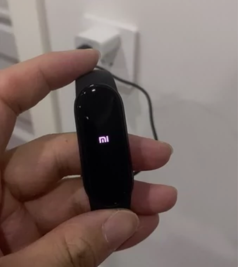 全新小米手环5僵尸机，两年前年会中奖，没用...