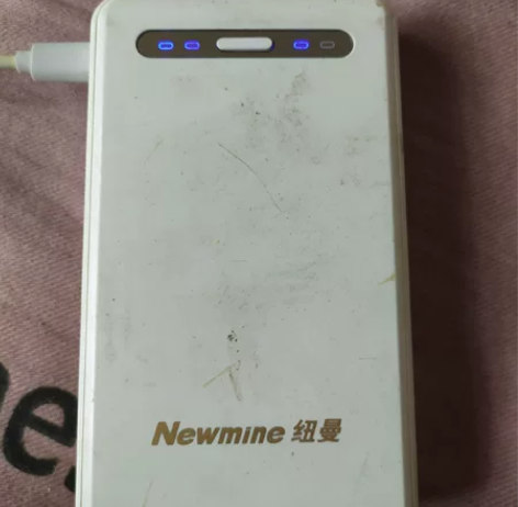 纽曼充电宝10000mAH。两个USB接口...
