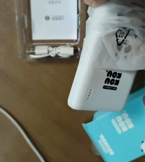 出一个全新充电宝 外观如图所示 一万毫安电...