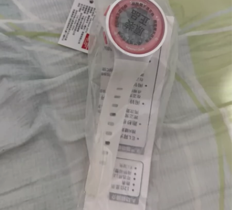 数显手表，带背光闹钟秒表日历整点提醒。 感...