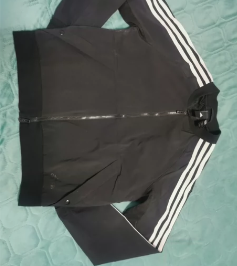 阿迪达斯春秋外套，实体店买的，孩子平时都穿...