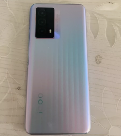 Iqooz5高颜值手机，它是一部5G手机，...