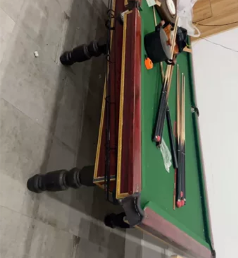 八九成新台球桌，两副台球，好几个杆子 感兴...