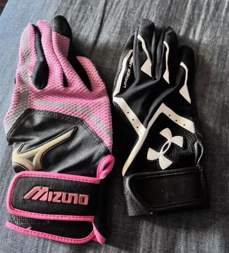 美津侬，安德玛棒球打击手套两只，分别是wx...