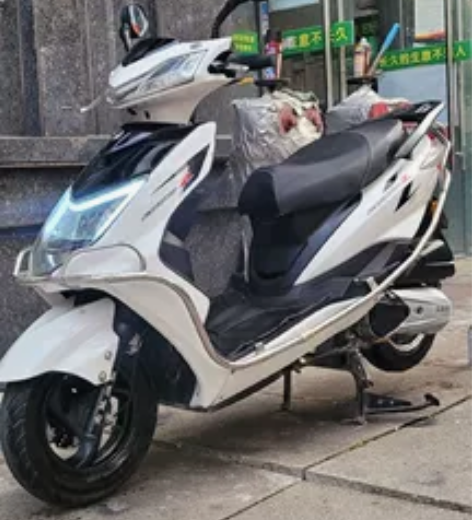 22年上牌立雅125cc，外观成色如图，车...