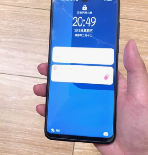 华为nova4e，19年买的，去年摔了一下...