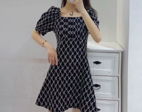 2022新款法式气质泡泡袖绣花裙子设计感收...