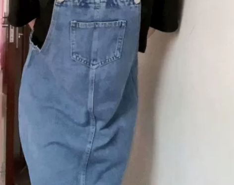 牛仔背带女裙 尺码S  蓝色穿过一次，属于...