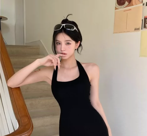 纯欲性感挂脖背心连衣裙女夏季紧身露背包臀短...