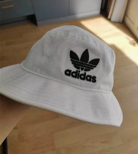 全新的正品阿迪达斯三叶草帽子，全新仅试戴。...