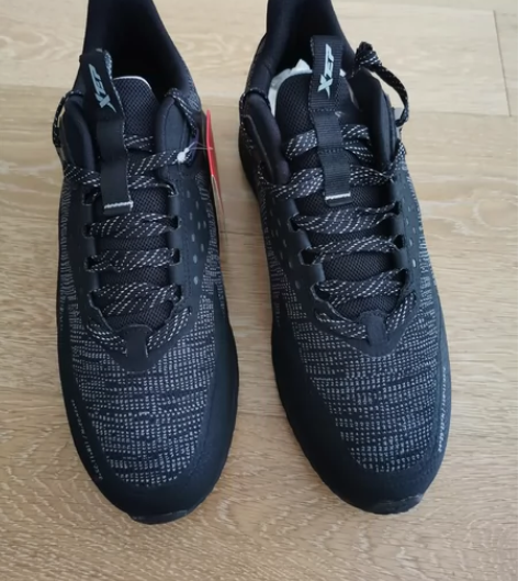 男跑鞋，44码，全新。 感兴趣的话点“我想...