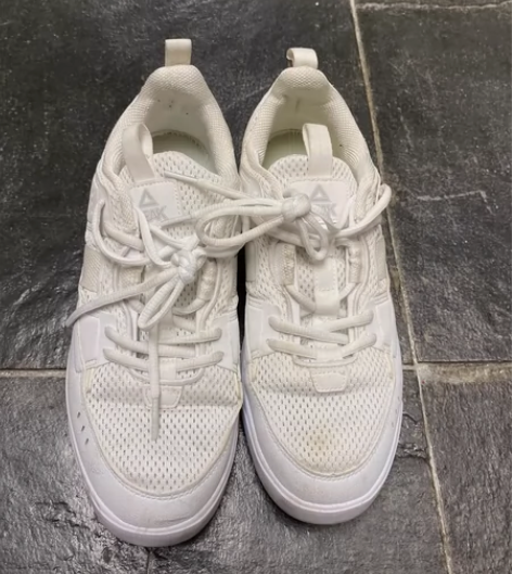 匹克白鞋，运动会公司统一购置。穿过几次训练...