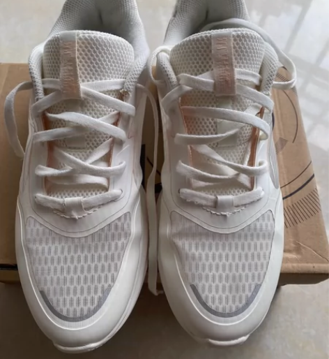 361度女轻便运动鞋，实体店专柜购买，米色...