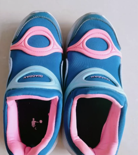 乔丹毛毛虫运动鞋，33码，很好穿很舒服，官...