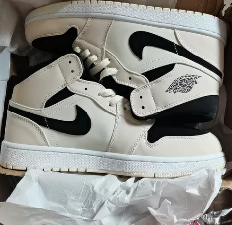 全新的42.5码灰白色款透气款平板鞋，鞋垫...