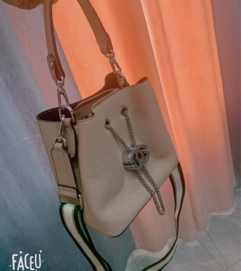 实体店购入的正品啄木鸟包包，买了很久但是就...