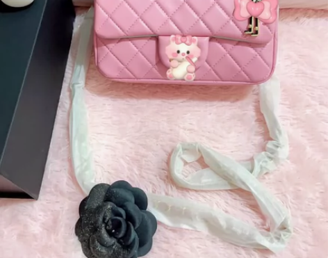 全新的包装盒在！羊皮粉色绿色撞色粉拼绿小狮...