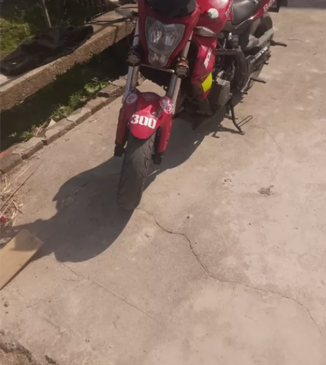 转让贝纳利黄龙300，九成新，整车原版原漆...