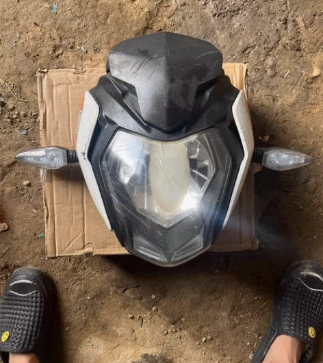 贝纳利 红宝龙150大灯总成 玻璃破损  ...