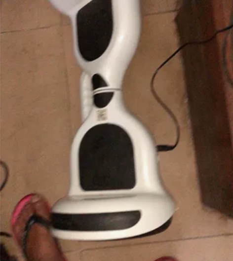 领奥平衡车 有充电器 有声音 踩上去会走 ...