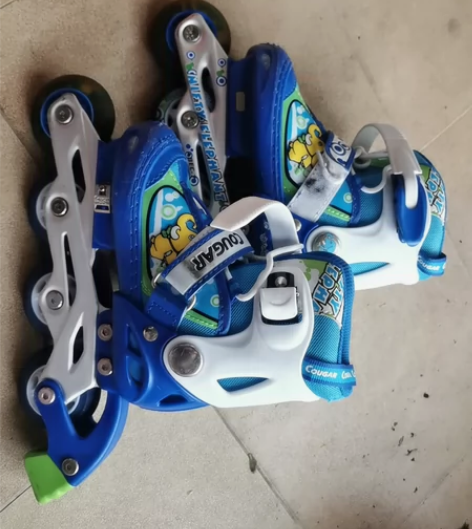 溜冰鞋蓝色套装孩子溜过几次没有玩过了，一直...