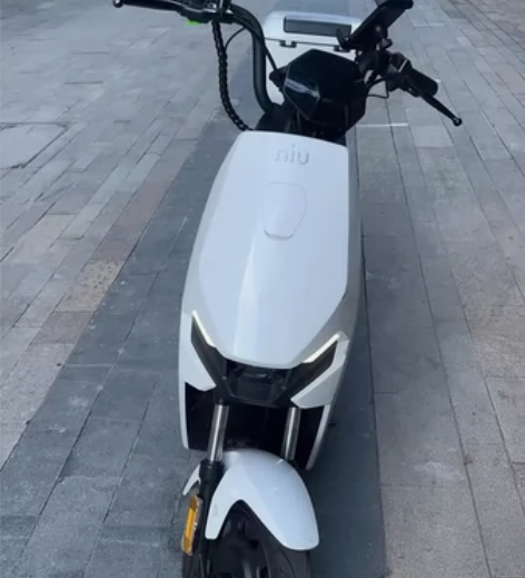 入手一个月小牛电动车F100，续航50公里...