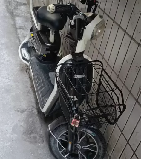 台铃60伏电动左8成新，可给手机充电，充满...