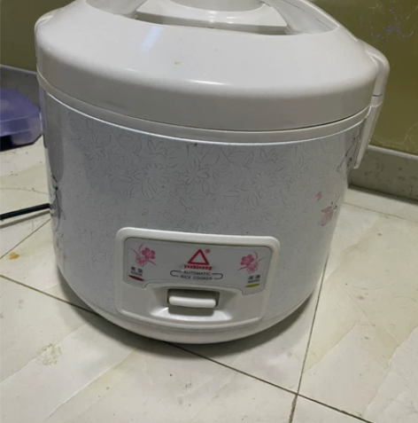 红三角电饭煲内胆有点使用痕迹 感兴趣的话点...