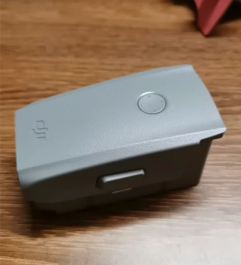 DJI/大疆佛系出。卖的是电池。 大疆AI...