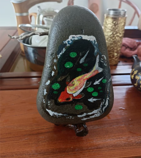 《年年有余》纯手工打造。天然鹅卵石绘画花画...